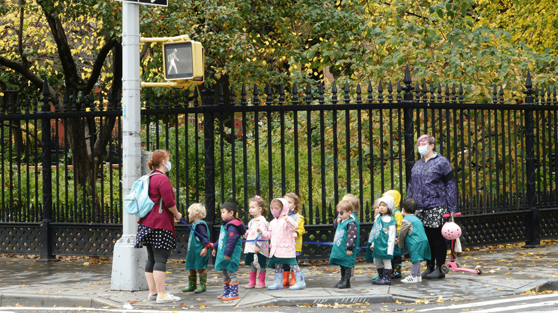 The-Schoolchildren-Of-New-York-City-Eat-Their-Lunch-Outside-1